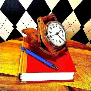 Vintage Wooden Desk Clock – Unique Wristwatch Design